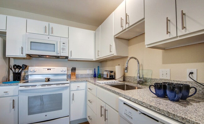 Building Photo - 2210 N Glenville Dr