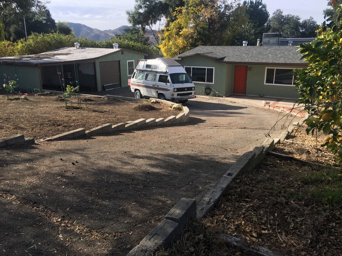 Front of house (right) - 10777 Mountair Ave