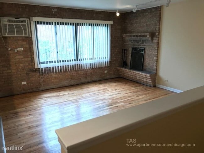 Building Photo - 715 W Diversey Pkwy