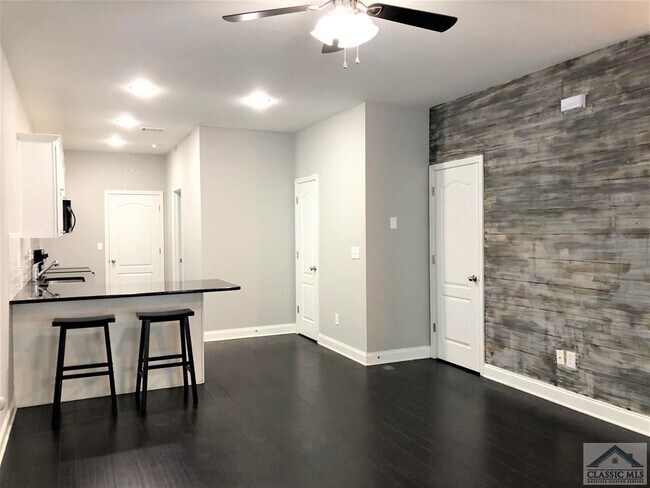 Building Photo - 1270 Binghampton Cir