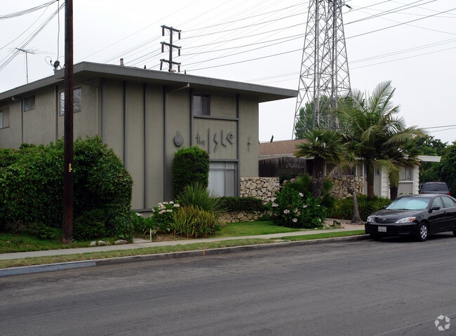 The Isle - Pacific Apartment Homes @ 1620 E Maple