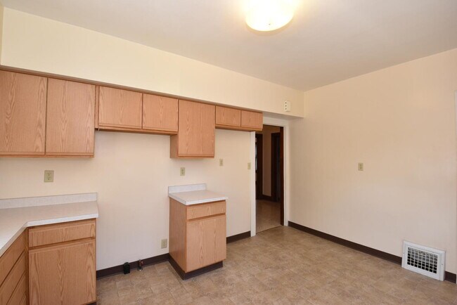 Kitchen - 2614 Arlington Ave