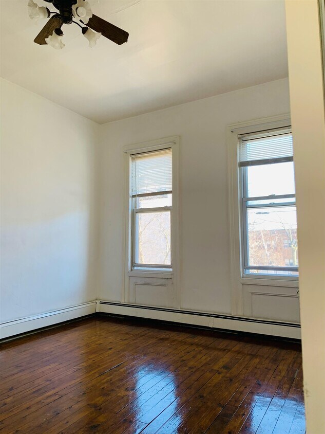 Primary Photo - 418 Central Ave