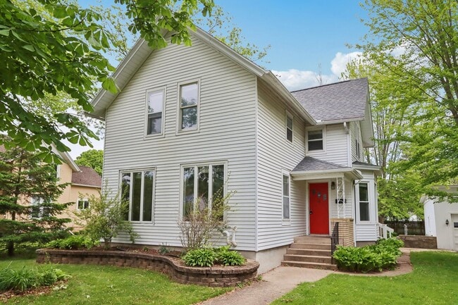 Building Photo - Charming 3-Bedroom Home for Rent in Lake M...