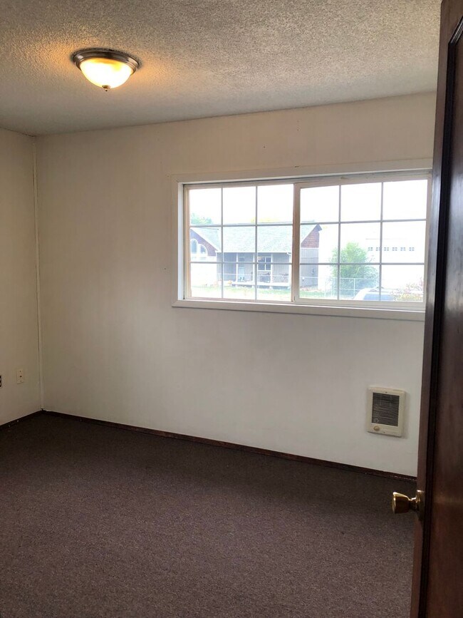 Building Photo - ***$200 Off 1st month's Rent*** MOVE IN SP...