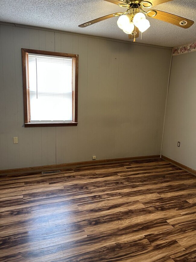 Building Photo - Lots of storage in this single family home!