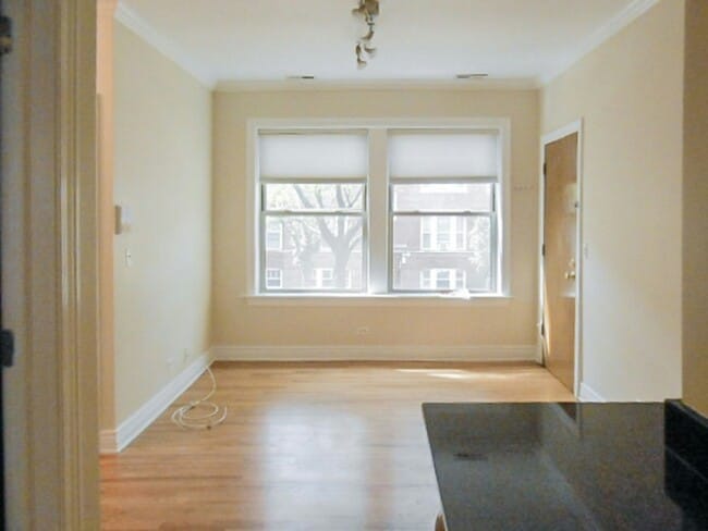 Building Photo - 1214 W Waveland Ave