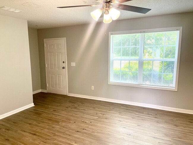 Building Photo - Welcome to this charming 2 bedroom, 2.5 ba...