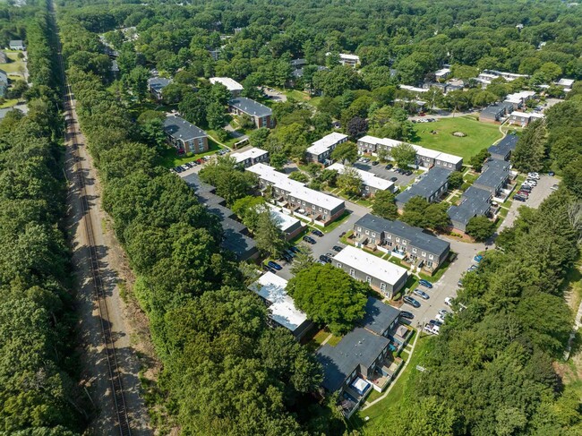 Building Photo - The Commons at Windsor Gardens