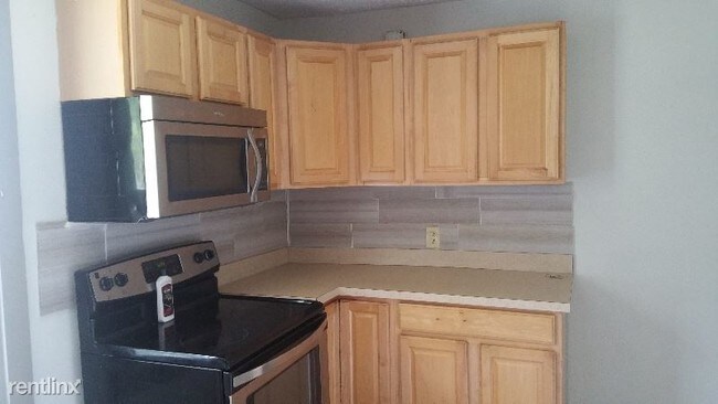 Building Photo - 3 br, 1 bath Apartment - 143 Middle Tpke East