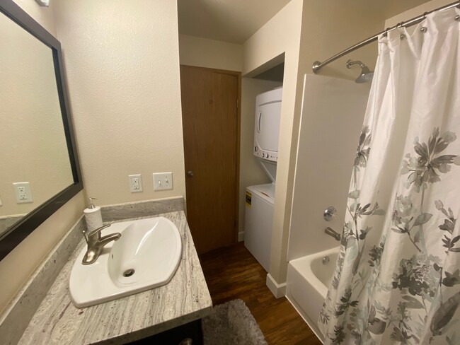 Baño completo con lavadora y secadora apiladas - 13775 Interurban Ave S