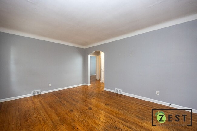 Building Photo - 3-bedroom, 1-bathroom bungalow home