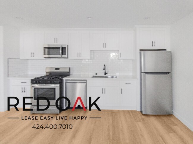 Building Photo - Don't Miss This Bright One Bedroom with St...
