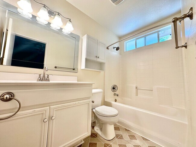 Foto del edificio - Gorgeous Eastlake Home in a Highly Sought-After Community!!