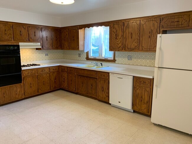 Building Photo - 2058 Parkside Dr