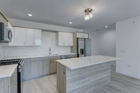 Foto del edificio - 8110 Lincoln Ave