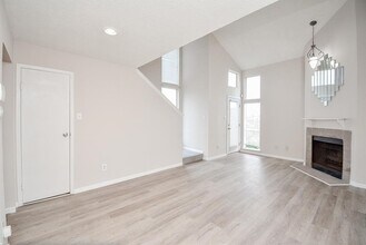 Building Photo - 10855 Meadowglen Ln