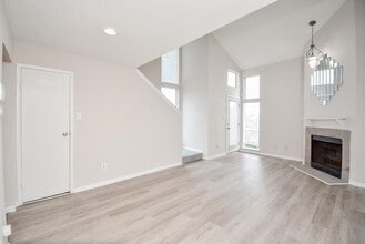 Building Photo - 10855 Meadowglen Ln
