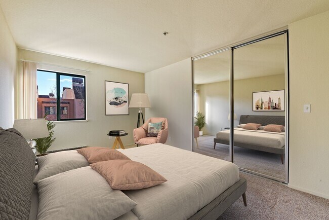Foto del edificio - Four Seasons Apartments