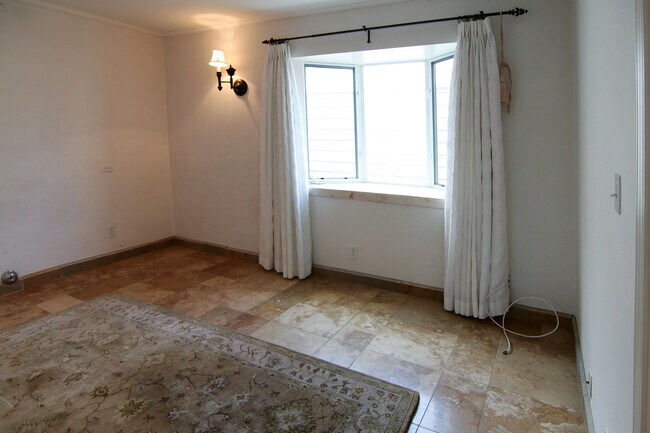 Good sized bedroom - 4860 Sandyland Rd