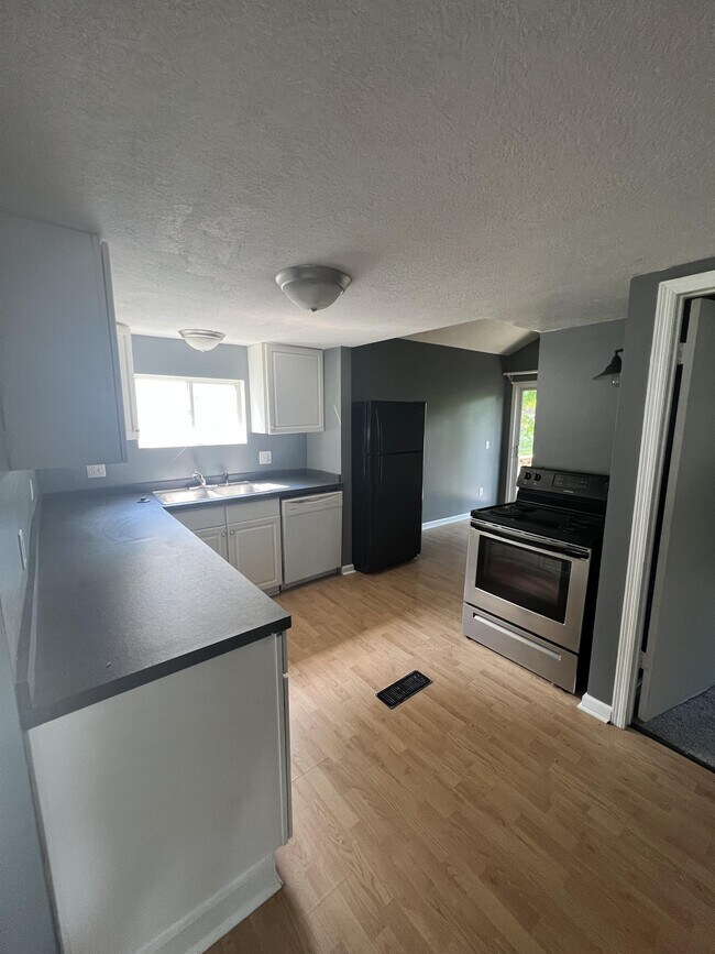 Foto del edificio - 607 Samantha Ave