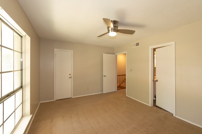 Building Photo - 2 bed 1.5 bath townhome located in the Mil...