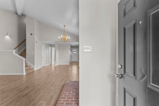 Building Photo - Beautiful 2 Bed, 2 Bath Townhome