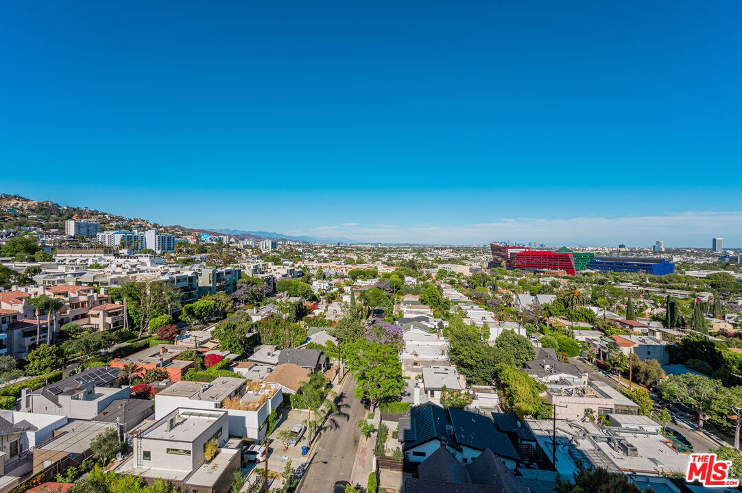 Foto principal - 838 N Doheny Dr