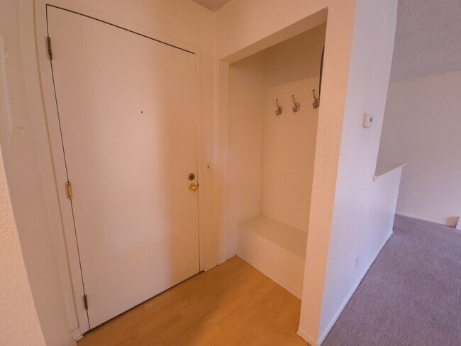 Foto del edificio - 2-Story Condo with Private Balcony Overloo...