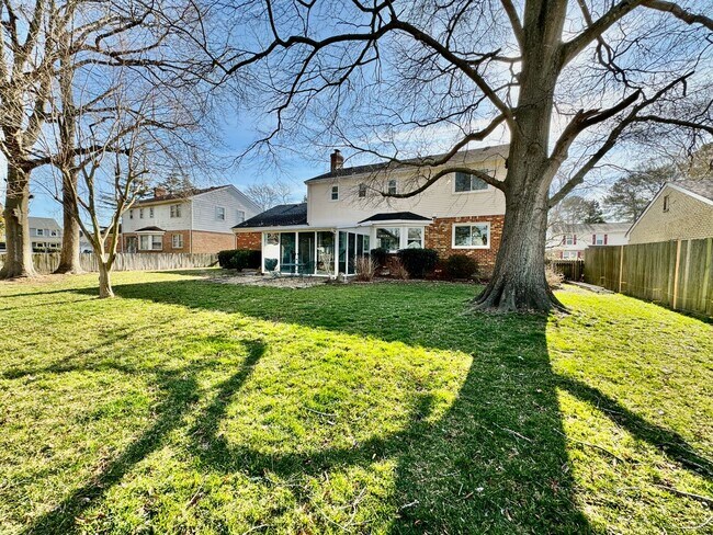 Foto del edificio - READY NOW!! Beautifully Updated 5-Bedroom ...