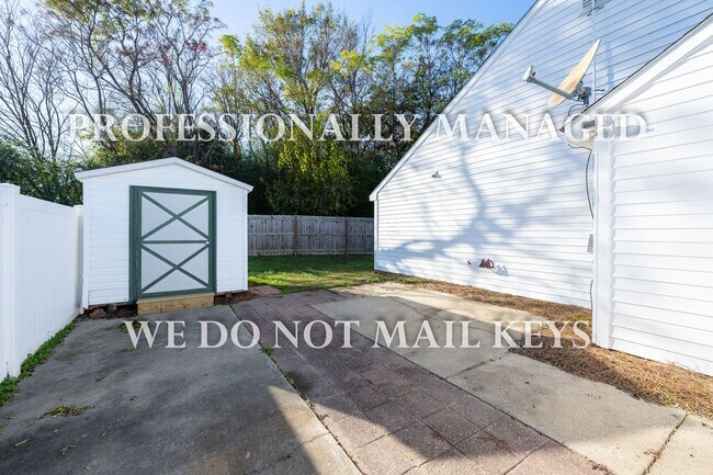 Foto del edificio - 4745 Periwinkle Pl