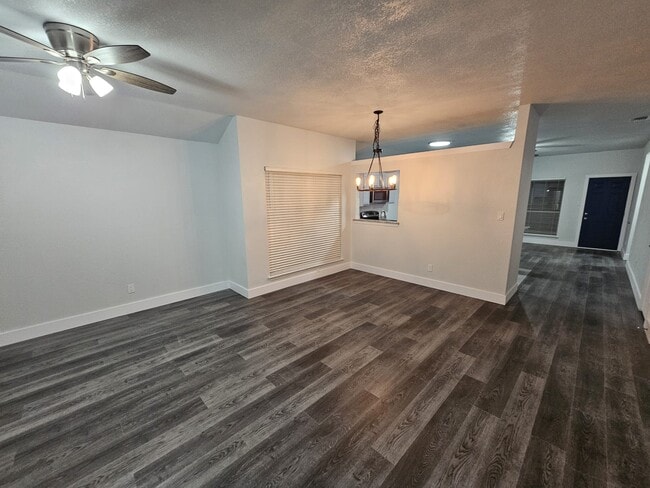 Building Photo - 919 Crestwood Dr