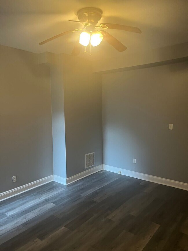 Building Photo - Spacious 3 bedroom 1.5 Bathroom Townhome