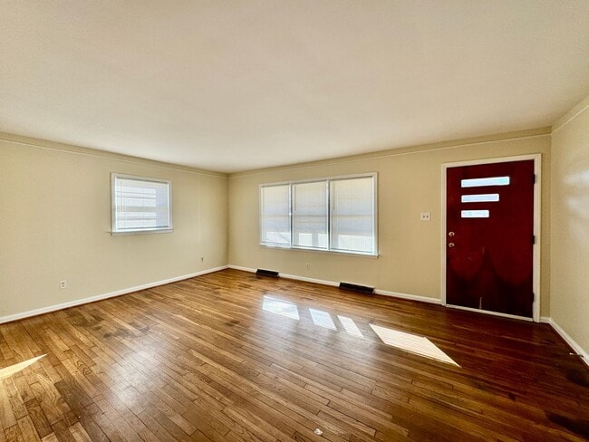 Building Photo - Cute 3 Bedroom Home in Versailles!