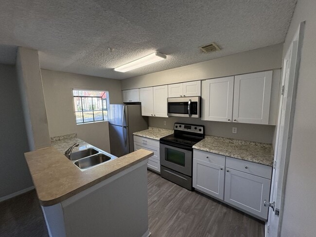 Building Photo - 1st floor unit with fire place and large patio