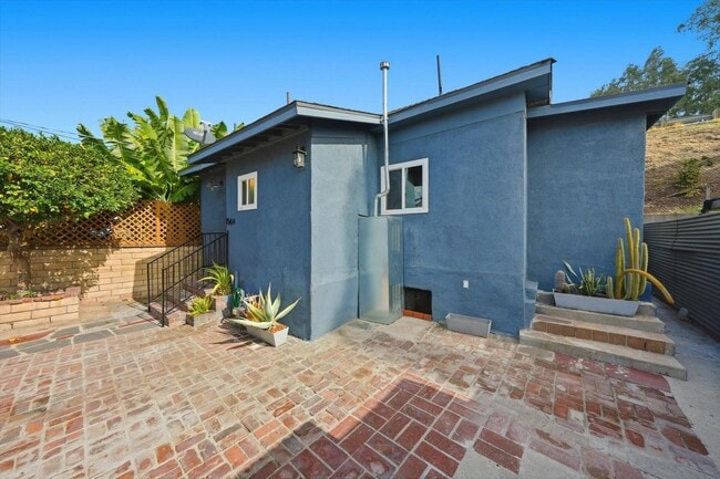 Building Photo - 156 1/2 S Pecan St