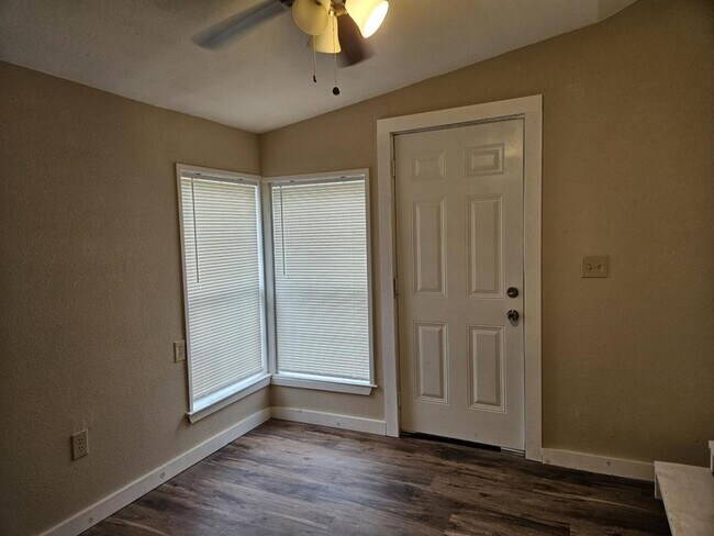 Photo - 817 Cresthill Rd House