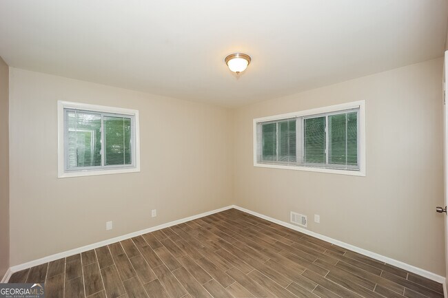 Foto del edificio - 3210 Linden Garden Dr