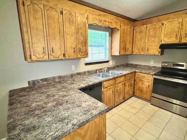 Building Photo - 601 Iroquios