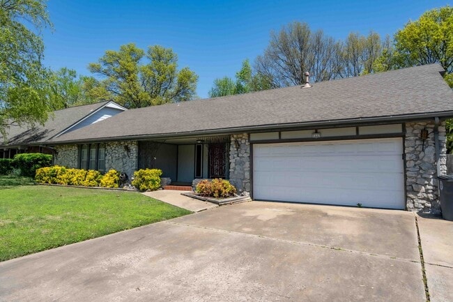 Building Photo - 3 Bed / 2 Bath in South Tulsa!