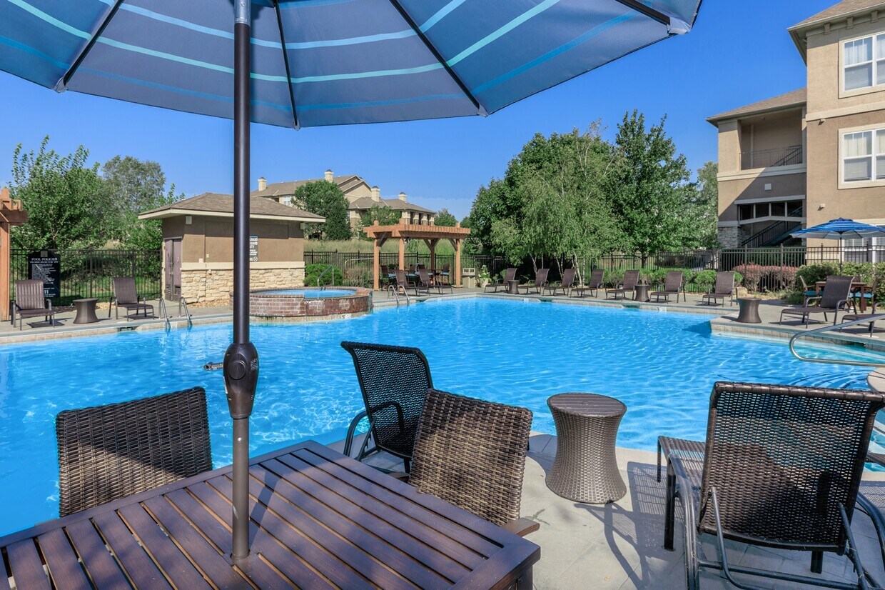 Stonepost Lakeside Apartment Homes 13810 S Pflumm Rd Olathe, KS