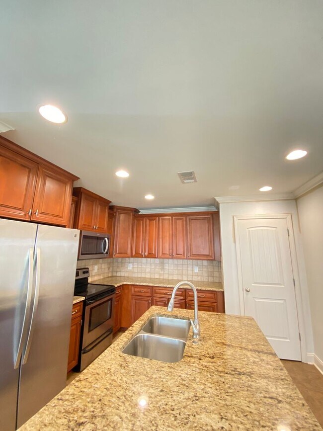 Building Photo - Beautiful Home in a Great Neighborhood!