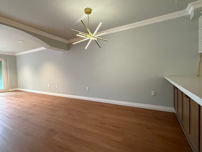 Zona de comedor con encimeras con taburetes. - 6221 Monterey Rd