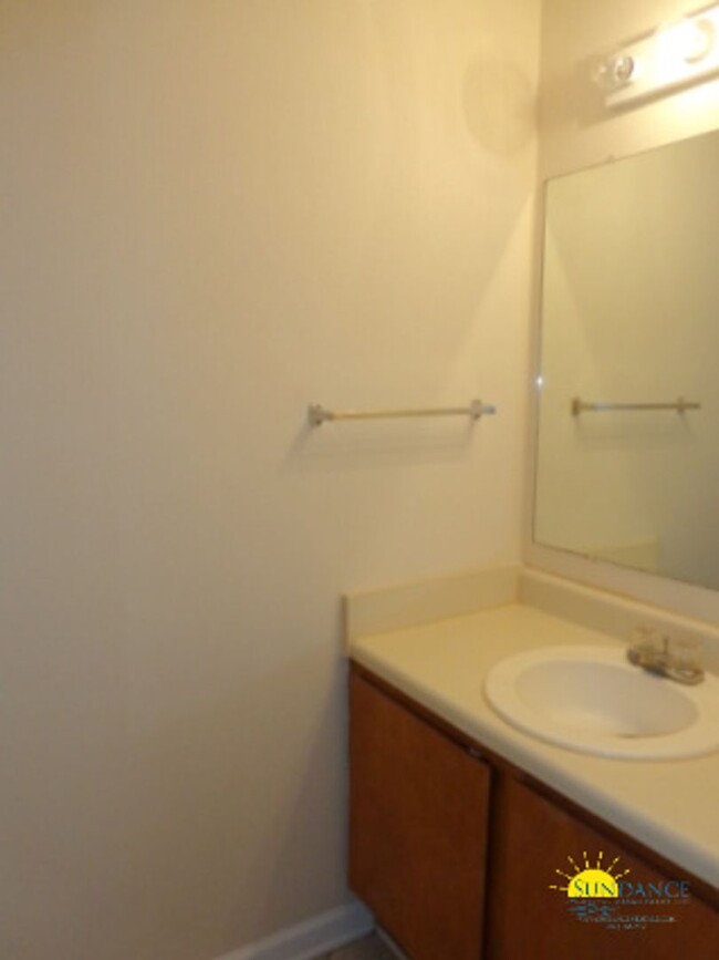 Foto del edificio - Large newly painted 2Bed/2.5 bath located ...