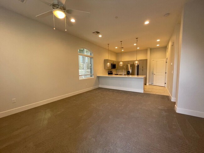Foto del edificio - Beautiful Townhome in Providence Gated Com...