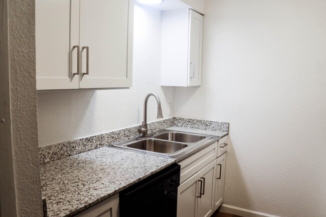 Building Photo - 1700 Village E Dr