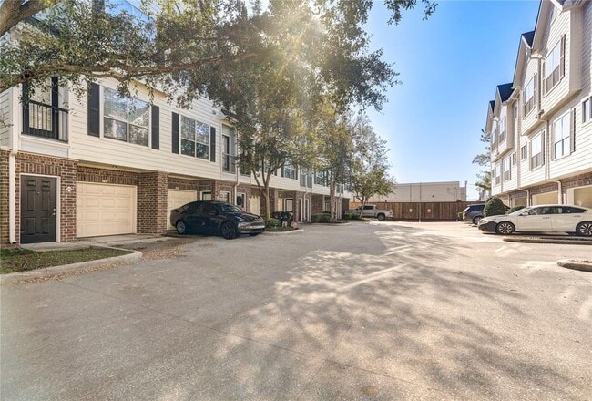 Building Photo - 9200 Westheimer Rd