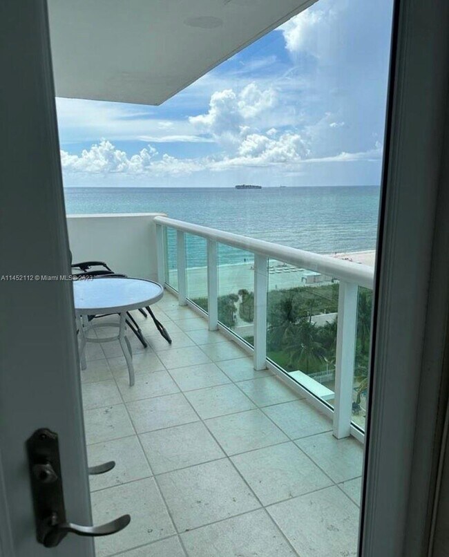 Building Photo - 5001 Collins Ave