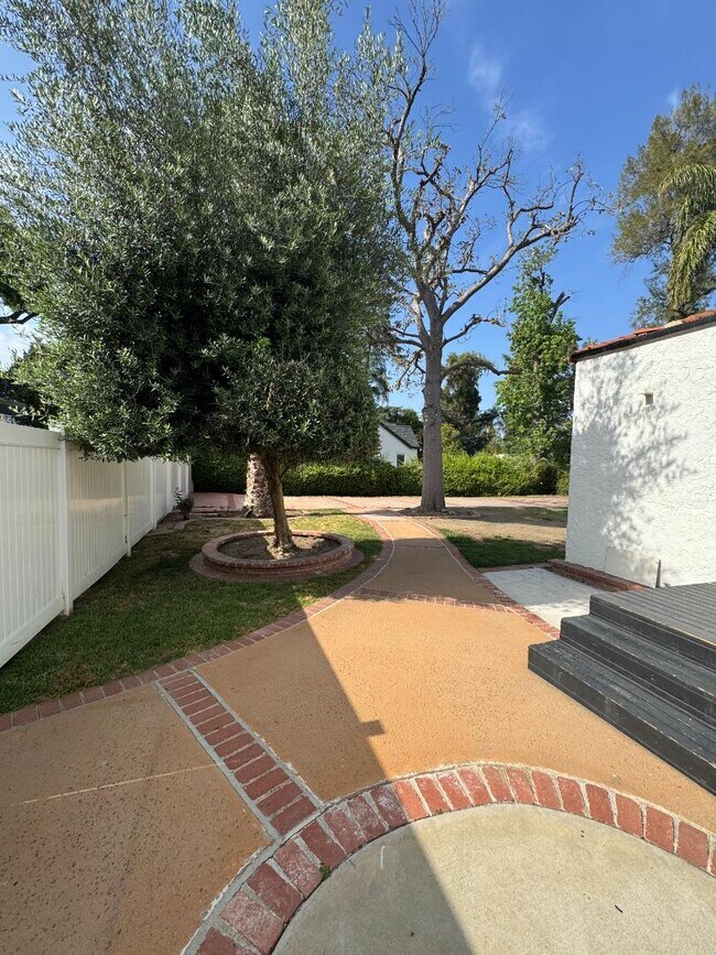 Foto del edificio - 5653 Calvin Ave