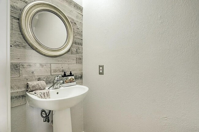 Building Photo - 3005 Wood Hollow Dr